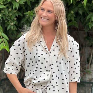 Loved by Lykke - Bluse - LY Smilla ss Shirt - Créme w/Black Dots