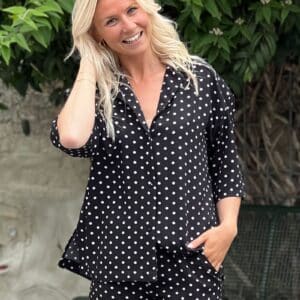 Loved by Lykke - Bluse - LY Smilla ss Shirt - Black w/Small White Dots