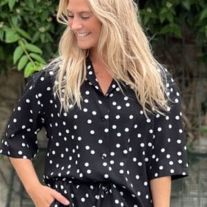 Loved by Lykke - Bluse - LY Smilla ss Shirt - Black w/White Dots